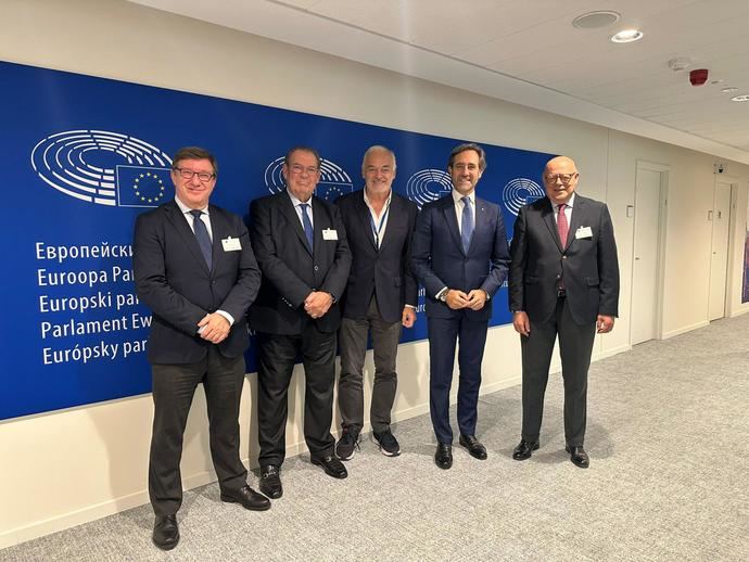 La cúpula de la Asociación, junto a Esteban González Pons, vicepresidente del Parlamento Europeo.