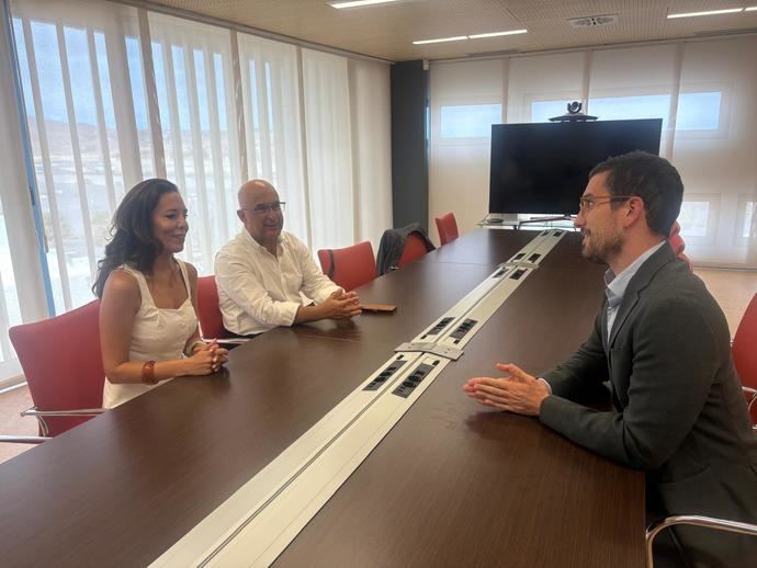 Reunión entre Canarias y Airbnb.