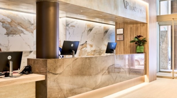 Recepción de uno de sus hoteles.
