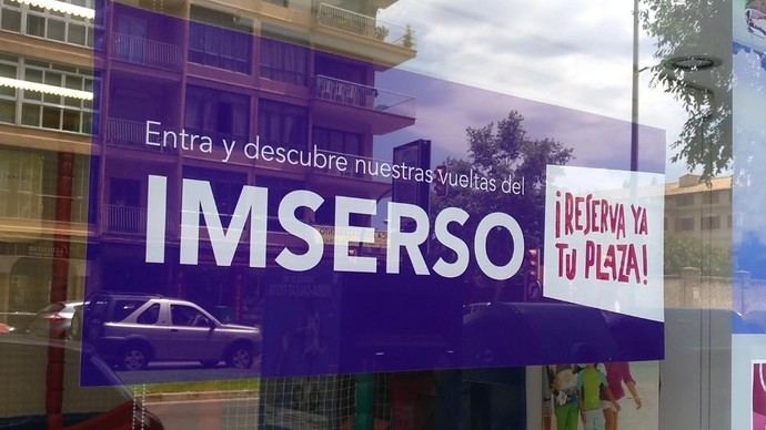 Cartel del Imserso en agencia de viaje.