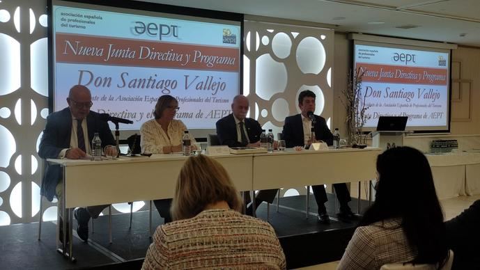 Grupo NEXO presenta el libro ‘Mi pino y yo’ de Claudio Meffert