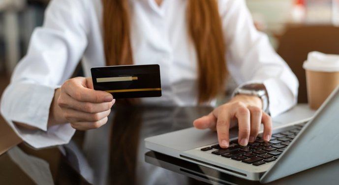 Consumidor comprando a través de Internet.