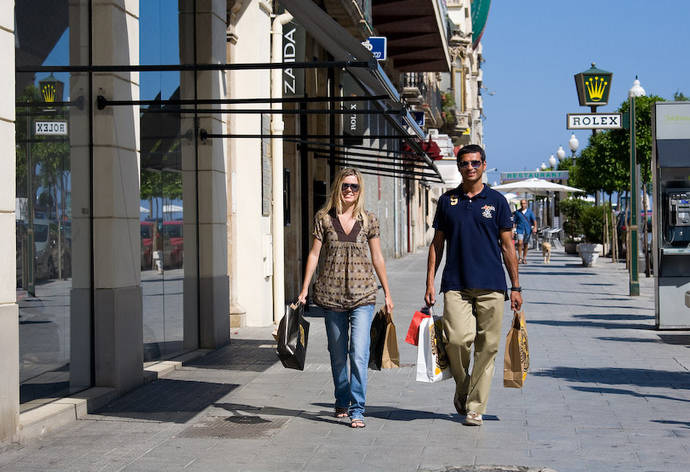 Dos viajeros realizando sus compras durante su estancia. 