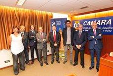 El concejal de Empleo, Alberto Lema, junto a representantes de la Cámara de Comercio de La Coruña y de la compañía Iberia.