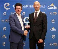 Eugenio de Quesada recibe la distinción del director general de Costa Cruceros, Raffaele D’Ambrosio. 