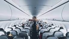 La mascarilla dejará de ser obligatoria en los aviones