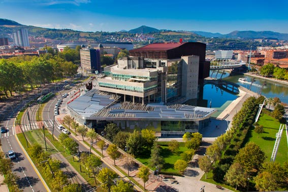 Los congresos alargan la temporada alta para los hoteles de Bilbao