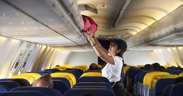 Bruselas expedienta a España por impedir a las aerolíneas cobrar el equipaje de mano