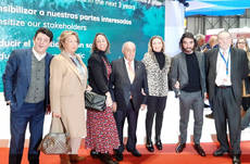 Eugenio de Quesada (izq.) y Carlos Ortiz (dcha.) con Juan José Hidalgo y sus tres hijos Javier, Maria José y Cristina Hidalgo, y su madre, propietarios de Globalia.