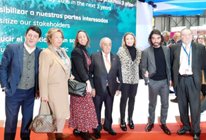 La familia Hidalgo posa al completo en Fitur con los editores de NEXOTUR