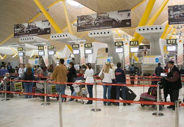 Cerca de 6.000 pasajeros pierden sus vuelos por el caos en Barajas