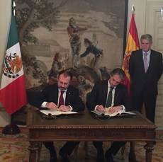 Firma del acuerdo entre España y México.