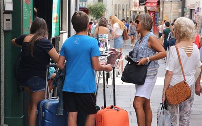 Turistas internacionales durante su viaje.