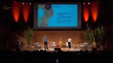Óscar Salcedo y Núria Prats en la presentación de la jornada que se ha celebrado presencialmente en el Palacio de Congresos de Girona.