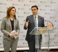 El alcalde de Granada, Francisco Cuenca, y la concejala de Turismo, Raquel Ruz.