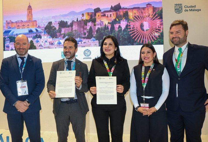 De izquierda a derecha, Jonathan Gómez, director general de Turismo del Ayuntamiento de Málaga; Jacobo Florido, concejal de Turismo del Ayuntamiento de Málaga; Estefanía Mercado, alcaldesa de Playa del Carmen; Estefanía Hernández, secretaria de Turismo de Playa del Carmen, y Antón Bojorquez, secretario de Desarrollo Económico y Atracción de Inversiones de Playa del Carmen.