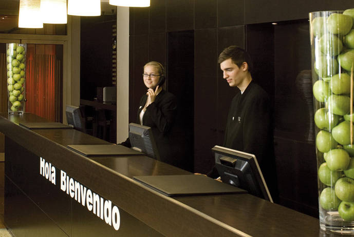 La jornada laboral en agencias de viajes y hoteles es superior a la media nacional