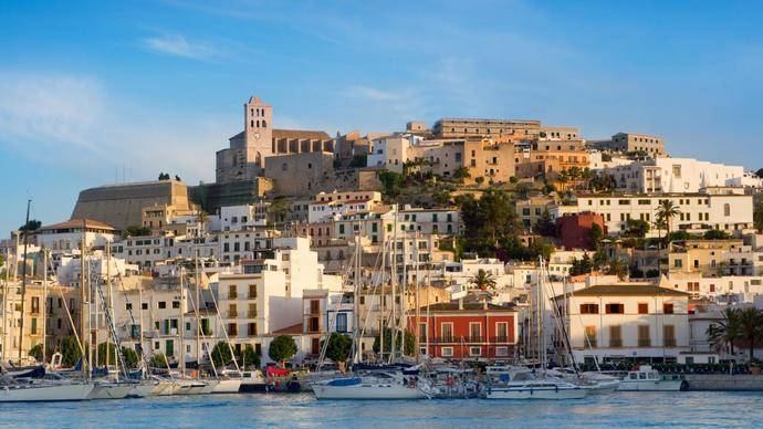 Agosto llena Ibiza, Marbella y San Sebastián y dispara los precios