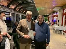 El jefe de publicidad del Grupo NEXO, Fernando González, haciendo entrega del Reconocimiento NEXOTUR al CEO de Geomoon, Tomás Fernández.