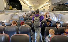 El 83% de los viajeros apoyan el uso de mascarilla en el avión