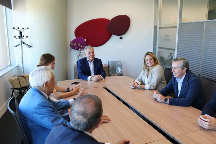 El alcalde de Sevilla da la bienvenida con la nueva directora del SCCB