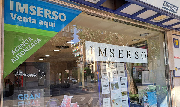 Escaparate de agencia de viajes.