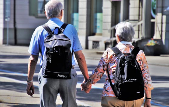 Personas de la tercera edad disfrutando de viajes del Imserso.