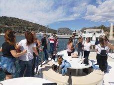 Los asistentes al viaje de incentivo durante su paseo en catamarán por la bahía de Cartagena.
