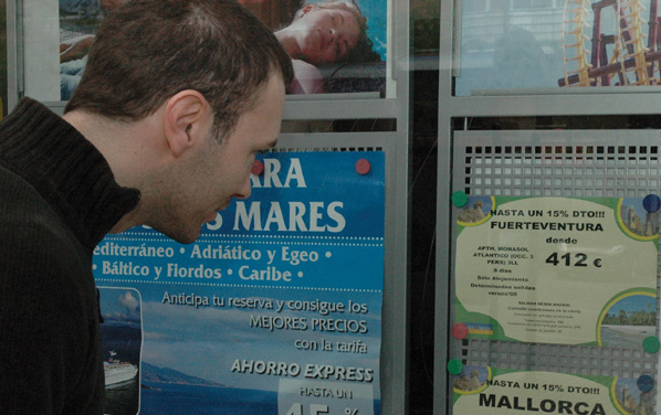 Cliente mirando paquetes turísticos.