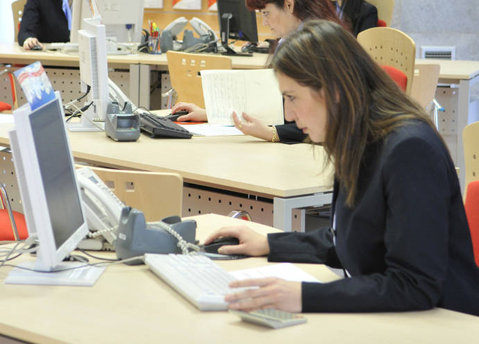Récord de ocupados en agencias pese al desplome de tiendas