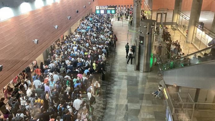 La Mesa del Turismo califica como "inadmisible" el caos en Barajas