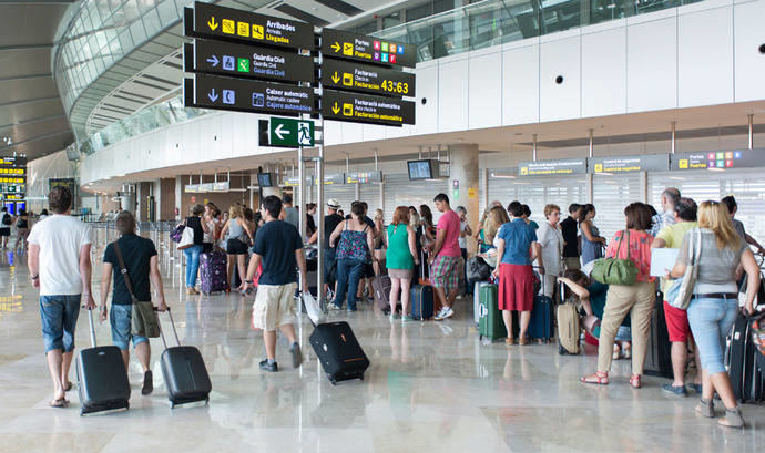 AENA operó 27.984 vuelos en la primera operación salida del verano, un 1% menos
