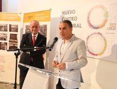 Elías Bendodo y el alcalde de Málaga, Francisco de la Torre, durante la presentación.