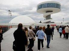 Multitud de personas entrando el Centro Niemeyer de Avilés.