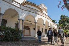 Una visita al Palacio Villa Elisa por las autoridades locales.