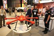 El alcalde de León, Antonio Silván, en el encuentro de drones que inauguró el Palacio de Exposiciones.