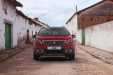 El nuevo Peugeot 2008 SUV Trophy en las calles de Fresno de Torote.