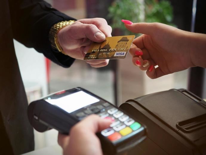 Casi un 88% de los españoles apuesta por la tarjeta como forma de pago en vacaciones