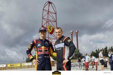 Jan y Nil Solans, competidores de la prueba, frente a Ferrari Land, en PortAventura World.