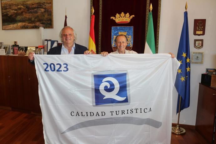 Chiclana recibe las Banderas Q de Calidad del ICTE por sus playas