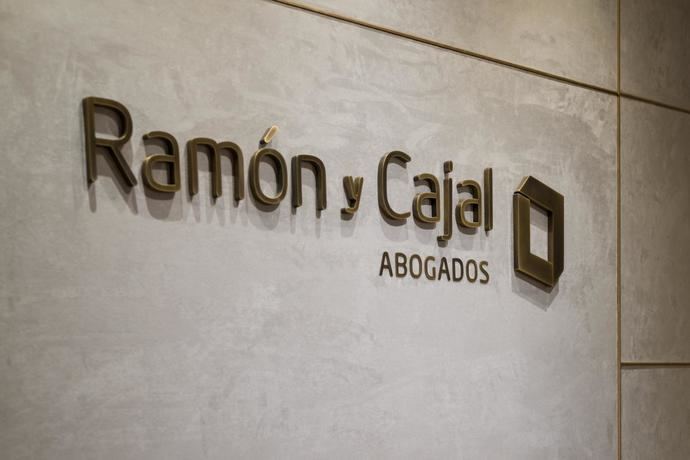 Ramón y Cajal Abogados impulsa una demanda contra Booking en España