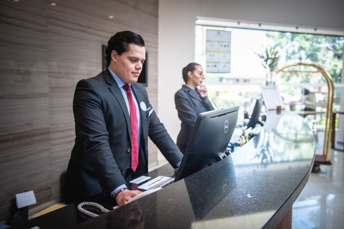 Recepcionistas de hotel.