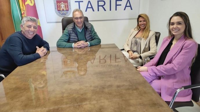 Nacho Trujillo, concejal de Turismo, y José Santos Perea, Alcalde de Tarifa junto a la doctora Laura San Martín y Nazaret Trujillo en un momento de la reunión