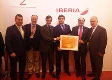 El director general de Sanander Viajes, Eduardo García, con el premio de Iberia.