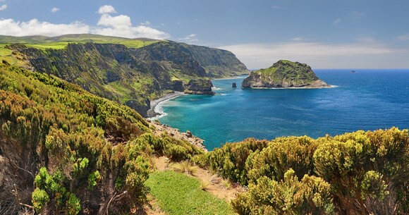 Iberia reinicia sus vuelos a los destinos estivales de Ponta Delgada y Tirana