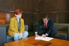 Ángel Zubizarreta firma el acuerdo.