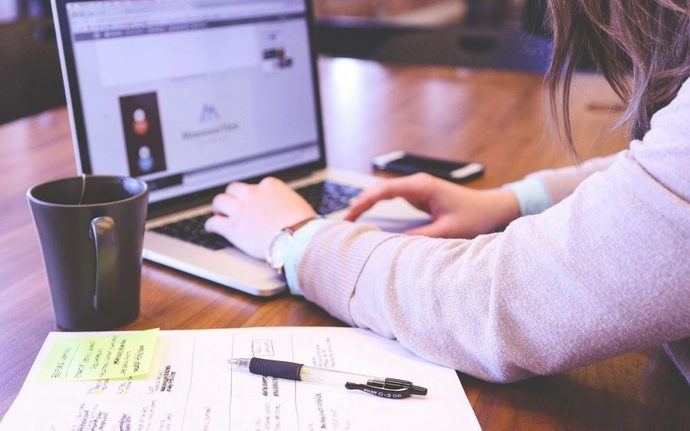 Profesional formándose online.