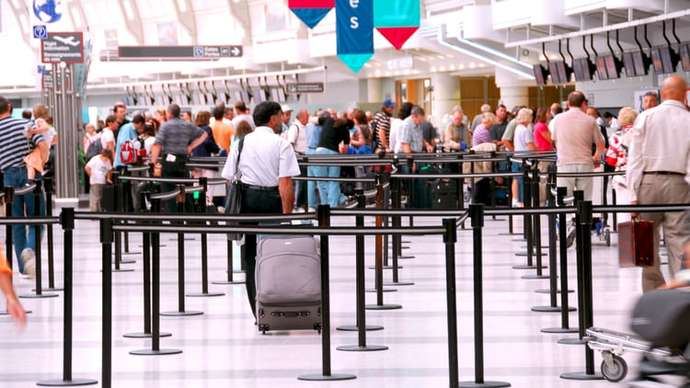 Turistas en aeropuerto internacional.