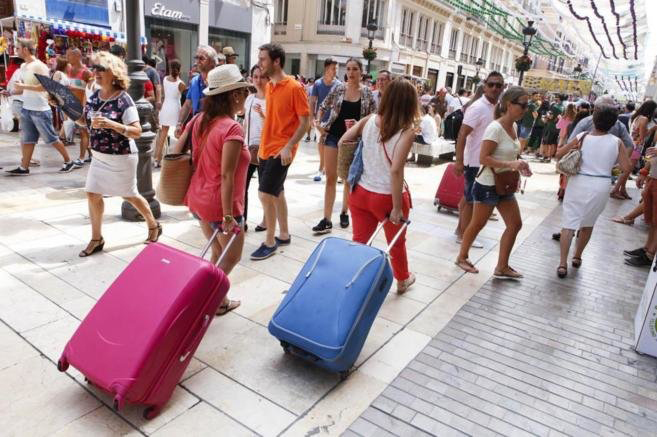 Los españoles hacen menos viajes pero gastan más dinero