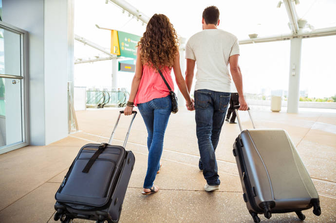 Turistas yéndose de viaje.